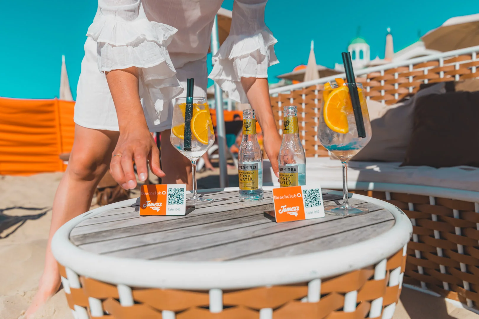 Guest orders from sun lounger via QR code without getting up